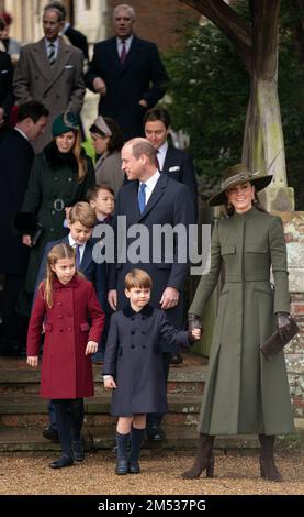 (Avant) la princesse Charlotte, le prince George, le prince Louis, le prince et la princesse de Galles; (au centre) Jack Brooksbank, la princesse Beatrice, la princesse Eugénie et Edoardo Mapelli Mozzi; et (arrière) le comte de Wessex et le duc de York participant au service de l'église du matin du jour de Noël à l'église Sainte-Marie-Madeleine à Sandringham, Norfolk. Date de la photo: Dimanche 25 décembre 2022. Banque D'Images