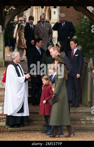 (Avant) la princesse Charlotte, le prince George, le prince Louis, le prince et la princesse de Galles; (au centre) Jack Brooksbank, la princesse Beatrice, la princesse Eugénie et Edoardo Mapelli Mozzi; et (arrière) le comte de Wessex et le duc de York participant au service de l'église du matin du jour de Noël à l'église Sainte-Marie-Madeleine à Sandringham, Norfolk. Date de la photo: Dimanche 25 décembre 2022. Banque D'Images