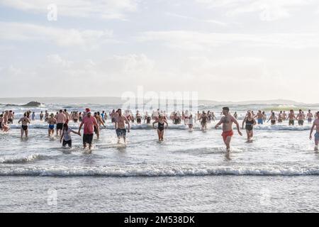 Rosscarbery, West Cork, Irlande. 25th décembre 2022. Ce matin, des centaines de personnes ont participé à la nage de Noël annuelle à Warren Beach à Rosscarbery. Crédit : AG News/Alay Live News Banque D'Images