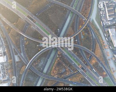Rond-point d'intersection complexe. Symbolique pour choix, direction, route. rond point de grand bigard près de Bruxelles. Belgique. E19. Drone aérien Banque D'Images