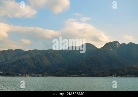 Itsukushima est une île située dans la partie occidentale de la mer intérieure du Japon, au nord-ouest de la baie d'Hiroshima. Il est communément connu sous le nom de Miyajima. Banque D'Images