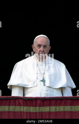 Vatican, Vatican. 25th décembre 2022. Italie, Rome, Vatican, 22/12/25 le Pape François fait des vagues vers les fidèles à la fin de l'Urbi et Orbi (latin pour «à la ville et au monde») la bénédiction du jour de Noël depuis le balcon principal de Saint Basilique Pierre au Vatican, Photographie par Alessia Giuliani / presse catholique photo. LIMITÉ À L'USAGE ÉDITORIAL - PAS DE MARKETING - PAS DE CAMPAGNES PUBLICITAIRES crédit: Agence de photo indépendante/Alamy Live News Banque D'Images