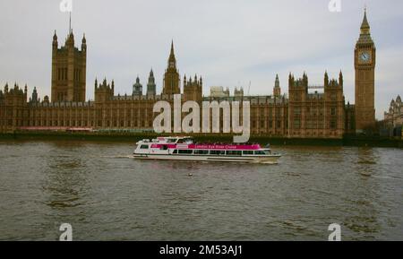 Un bateau fluvial passant devant les chambres du Parlement la veille de Noël, Cité de Westminster, Londres, Royaume-Uni, Europe, 24th, décembre 2022 Banque D'Images