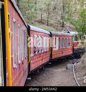 Toy train se déplaçant sur les pentes de montagne, belle vue, un côté montagne, un côté vallée se déplaçant sur le chemin de fer à la colline, parmi la forêt naturelle verte. Jouet Banque D'Images