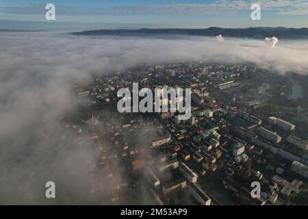 Banja Luka, Bosnie-Herzégovine, on 25 décembre 2022. Une vue aérienne de la ville de Banja Luka, qui est ce matin l'une des villes les plus polluées de la région, et les données de ce matin du site de Purple Air montrent qu'elle est plus polluée que Zagreb, Belgrade et Sarajevo avec un indice de qualité de l'air égal à 235. Par exemple, les résultats au-dessus de 70 signifient un air désagréable, autour de 150 est inquiétant, 250 est encore pire, et tout ce qui au-dessus de ce qui nécessite de prendre certaines mesures, à Banja Luka, en Bosnie-Herzégovine, sur 25 décembre 2022. Photo: Dejan Rakita/PIXSELL crédit: Pixsell/Alamy Live N Banque D'Images