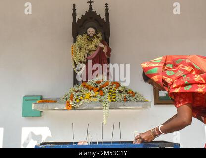 Kolkata, Benal occidental, Inde. 25th décembre 2022. Une femme met des bougies à l'intérieur d'une église à l'occasion de Noël à la périphérie de Kolkata. (Credit image: © Sudipta Das/Pacific Press via ZUMA Press Wire) Credit: ZUMA Press, Inc./Alamy Live News Banque D'Images