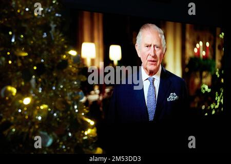 Regarder le roi Charles III comme il livre son premier message télévisé de Noël 25th décembre 2022 Banque D'Images