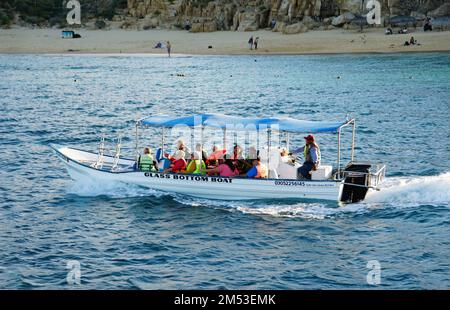 Cabo San Lucas, Mexique - 7 novembre 2022 - le bateau à fond de verre se déplaçant dans la baie surplombant la plage de Lover Banque D'Images