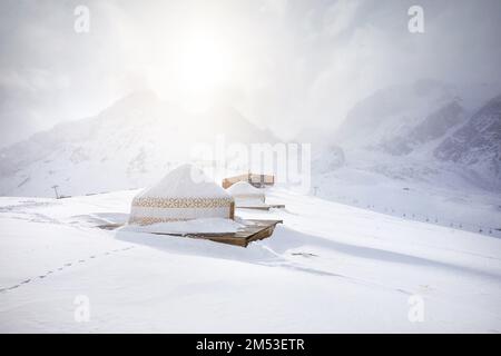 Hôtel et restaurant du complexe de maisons nomades Yurt à la station de ski de Shymbulak à Almaty, Kazakhstan. Hiver neige soleil lueur tourisme extérieur concept. Banque D'Images