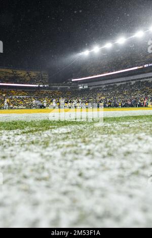 Pittsburgh, Pennsylvanie, États-Unis. 24th décembre 2022. La neige de 24 décembre 2022 a couvert le terrain pendant les Steelers de Pittsburgh contre les Raiders de Las Vegas à Pittsburgh, PA. Jake Mysliwczyk/BMR (image de crédit : © Jake Mysliwczyk/BMR via ZUMA Press Wire) Banque D'Images