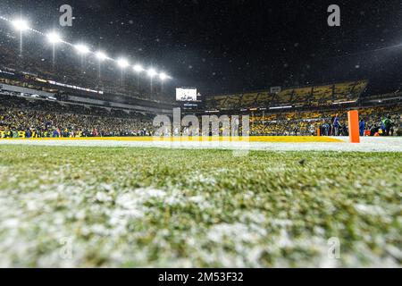 Pittsburgh, Pennsylvanie, États-Unis. 24th décembre 2022. La neige de 24 décembre 2022 a couvert le terrain pendant les Steelers de Pittsburgh contre les Raiders de Las Vegas à Pittsburgh, PA. Jake Mysliwczyk/BMR (image de crédit : © Jake Mysliwczyk/BMR via ZUMA Press Wire) Banque D'Images