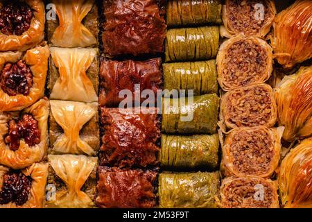Assortiment de pâtisseries traditionnelles turques et arabes, vue de dessus. Banque D'Images