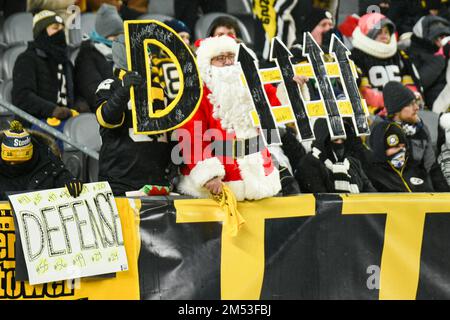 Pittsburgh, Pennsylvanie, États-Unis. 24th décembre 2022. 24 décembre 2022 Steelers de Pittsburgh fans lors de Pittsburgh Steelers vs Las Vegas Raiders à Pittsburgh, PA. Jake Mysliwczyk/BMR (image de crédit : © Jake Mysliwczyk/BMR via ZUMA Press Wire) Banque D'Images