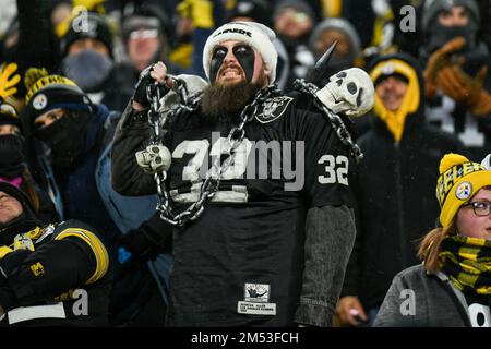 Pittsburgh, Pennsylvanie, États-Unis. 24th décembre 2022. 24 décembre 2022 les Raiders de Las Vegas fans lors des Steelers de Pittsburgh contre les Raiders de Las Vegas à Pittsburgh, PA. Jake Mysliwczyk/BMR (image de crédit : © Jake Mysliwczyk/BMR via ZUMA Press Wire) Banque D'Images