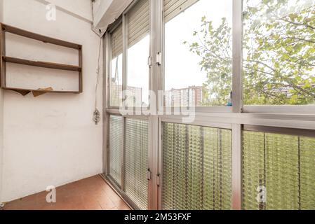 Terrasse de point de vue d'une ancienne maison avec verre translucide dans la partie inférieure Banque D'Images