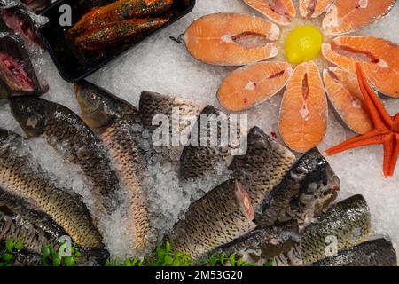 Poisson congelé magnifiquement arrangé en forme de fleur sur le comptoir du magasin. Concept d'alimentation saine Banque D'Images