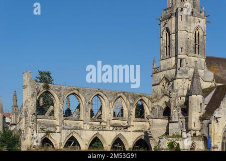 Ruines de la vieille rue Eglise de Stephen ou Eglise Saint-Etienne-le-Vieux lors d'une belle journée d'été avec ciel bleu dans le centre de Caen, Normandie, France Banque D'Images