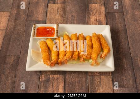 Plateau avec service de crevettes frites tempura dans un restaurant chinois européen Banque D'Images