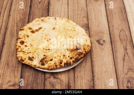 Pain naan au fromage typique du Moyen-Orient sur une table en bois Banque D'Images