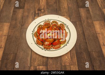 Grande salade de tomates mûres avec huile d'olive, origan et gros sel Banque D'Images