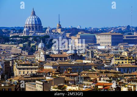 Blick aus erhöhte position über Altstadt von ROM auf Petersdom und Gebäude von Vatikan, Vatikan, ROM, Lazium, Italien, Europa Banque D'Images