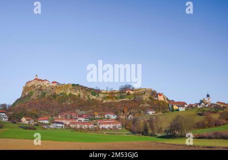 Le château médiéval de Riegersburg, au sommet d'un volcan dormant, entouré d'un charmant petit village et d'un magnifique paysage d'automne, célèbre attr touristique Banque D'Images