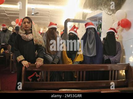 Les femmes musulmanes cachemiriennes voilées takae un selfie alors qu'elles assistent à la messe de Noël avec les chrétiens à l'intérieur de l'Église catholique de la Sainte famille tandis que les chrétiens assistent à la messe de Noël à l'intérieur de l'Église catholique de la Sainte famille sur 25 décembre 2022 à Srinagar, la capitale estivale du Cachemire administré par l'Inde. La région contestée de l'Himalaya du Cachemire a une population minuscule de chrétiens, dont des centaines se joignent à la masse à l'église catholique de la Sainte famille à Noël et prient pour la paix et la prospérité de la région. (Photo de Mubashir Hassan/Pacific Press) Banque D'Images