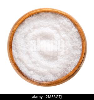 Fleur de sel, sel de mer, dans un bol en bois. Aussi connu sous le nom de flor de sal, un sel qui forme une croûte mince et délicate sur l'eau de mer qui s'évapore. Banque D'Images