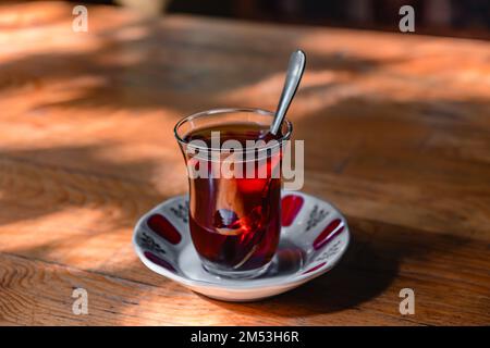 Tasse de thé turc sur une table en bois dans un café. Banque D'Images