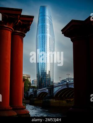 Un cliché vertical de piliers rouges et d'un bâtiment des Blackfriars en arrière-plan à Londres, en Angleterre Banque D'Images