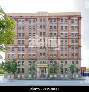 Le complexe de lumière du port de l'Armée du salut, anciennement YWCA, a été construit en 1908. Le bâtiment en brique et en pierre, taillé en terre cuite, est maintenant un dortoir. Banque D'Images