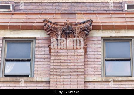 Le complexe de lumière du port de l'Armée du salut, anciennement YWCA, a été construit en 1908. Le bâtiment en brique et en pierre, taillé en terre cuite, est maintenant un dortoir. Banque D'Images