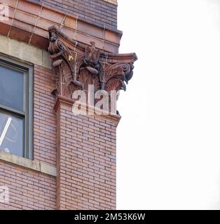 Le complexe de lumière du port de l'Armée du salut, anciennement YWCA, a été construit en 1908. Le bâtiment en brique et en pierre, taillé en terre cuite, est maintenant un dortoir. Banque D'Images