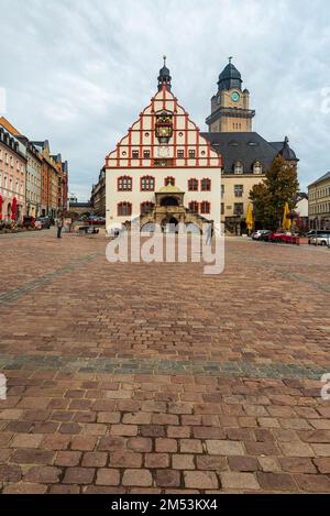 Place Altmarkt avec hôtel de ville dans la ville de Plauen en Allemagne pendant la matinée d'automne Banque D'Images