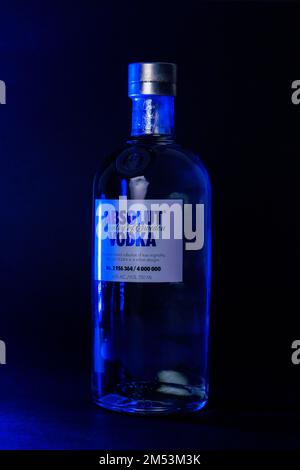 Un cliché vertical d'une bouteille de Vodka Absolut en édition limitée avec des lumières bleues qui brillent dessus Banque D'Images