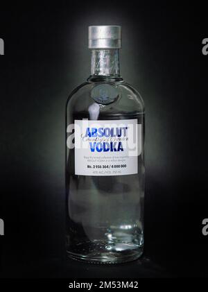 Un cliché vertical d'une bouteille de Vodka Absolut en édition limitée placée devant un fond noir Banque D'Images