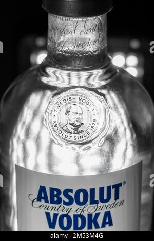 Un cliché vertical d'une bouteille de Vodka Absolut en édition limitée placée devant un fond noir Banque D'Images