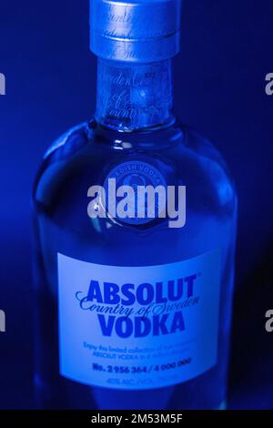 Un cliché vertical d'une bouteille de Vodka Absolut en édition limitée avec des lumières bleues qui brillent dessus Banque D'Images