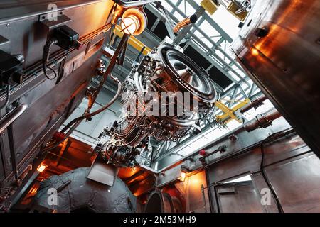 Le moteur d'un compresseur à turbine à gaz est suspendu à une grue lors de l'installation dans un module de production d'électricité Banque D'Images
