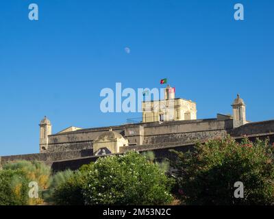 La lune dans le ciel bleu au-dessus du mur de la ville d'Elvas Banque D'Images