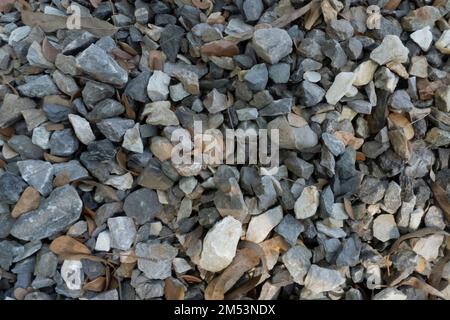 Quantité de masse de plusieurs pierres de granit isolées sur le fond de pierre Banque D'Images