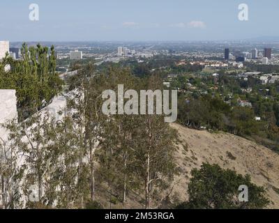 Vue sur Los Angeles depuis le South Promontory Cactus Garden, Getty Center Banque D'Images