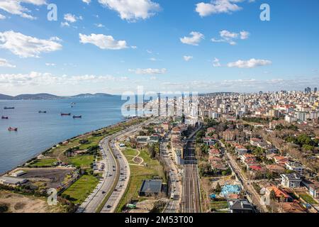 Istanbul côte anatolienne, îles et mer de Marmara. La côte de Kartal, les bâtiments modernes et la situation des logements ont vue sur IstMarina Shopping C. Banque D'Images