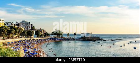 Dimanche ensoleillé en été de la ville de Salvador à Bahia avec Barra plage pleine de personnes pendant le coucher du soleil Banque D'Images