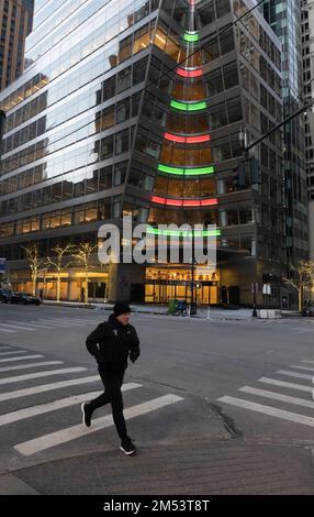 New York, États-Unis. 25 décembre 2022 : les New-Yorkais passent devant les décorations de la fenêtre du sapin de Noël dans le bâtiment Schroeders près du parc Bryant à New York. Les températures de New York sont restées sous le point de congélation, mais les prévisions prévoient des températures plus élevées plus tard dans la semaine. (Credit image: © Brian Branch Price/ZUMA Press Wire) Credit: ZUMA Press, Inc./Alay Live News Banque D'Images