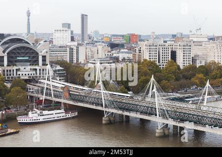 Londres, Royaume-Uni - 31 octobre 2017 : vue aérienne du paysage urbain de Londres. Gare de Waterloo, pont Hungerford et ponts Golden Jubilee en journée Banque D'Images