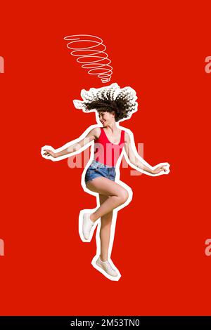 Image de collage d'œuvres d'art créatives verticales de danse de saut de fille joyeuse et excitée isolée sur fond rouge Banque D'Images