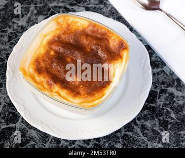 Riz cuit au lait turc dessert sutlac dans une casserole en faïence. Banque D'Images