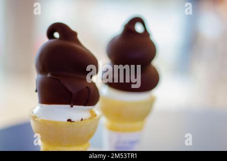 deux cônes de glace enrobés de chocolat Banque D'Images