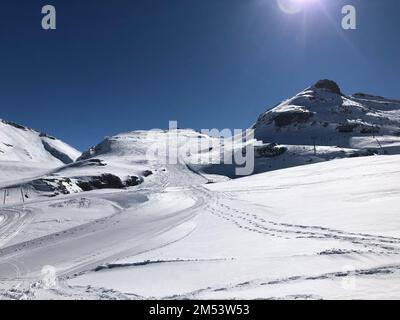 Une piste enneigée à la station de ski Flaine dans les Alpes françaises du nord par une journée ensoleillée Banque D'Images